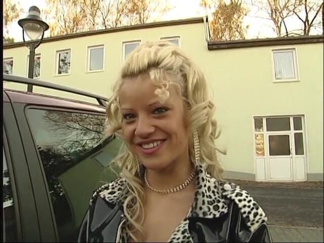 Lucky Wankerz: Cute blond masturbating for camera