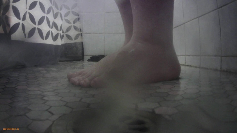 LaLaDelilah: Cewek semok lagi asik mandi kaki