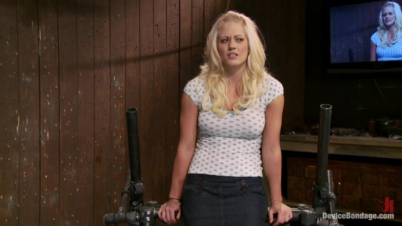 Device Bondage by Kink: Holly Heart Bývalá atletka Collegiate vzhůru nohama, anální kolík a...
