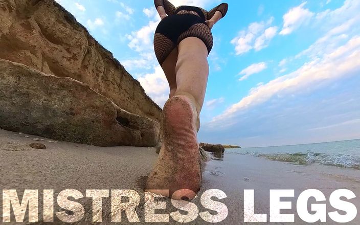 Mistress Legs: Volg mijn zandvoetafdrukken langs de zomerkust