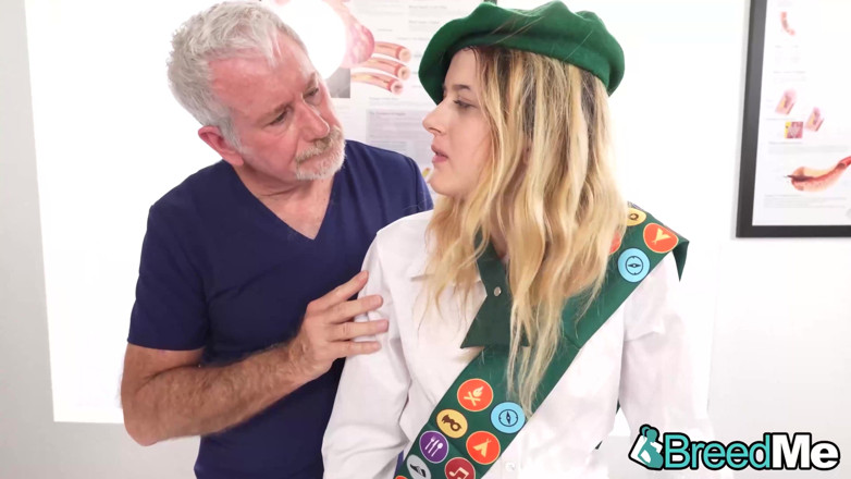 BreedMe: Doc de 68 años llena el agujero fértil de la linda...