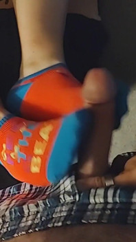 Ateşli küçük ayakla muamele - pembe ve mavi kızların çoraplı seksi - çoraplara boşalma