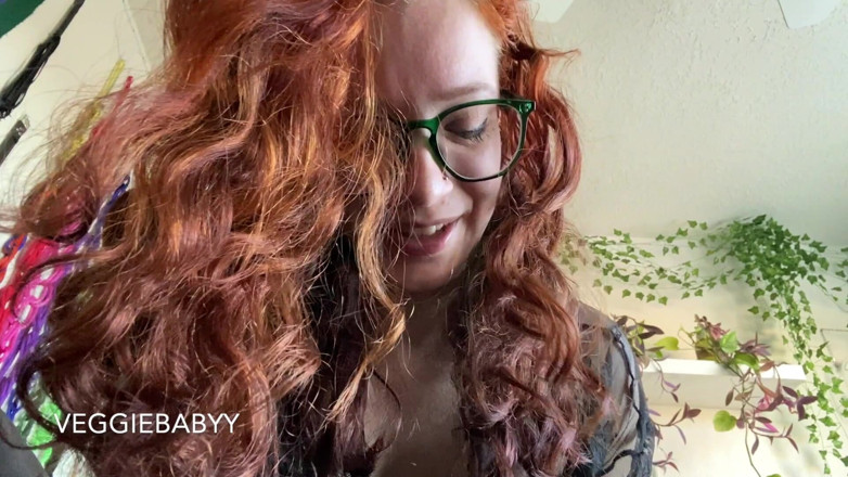 Veggiebabyy: Pluję ci w usta, podczas gdy pieprzę moją rękę