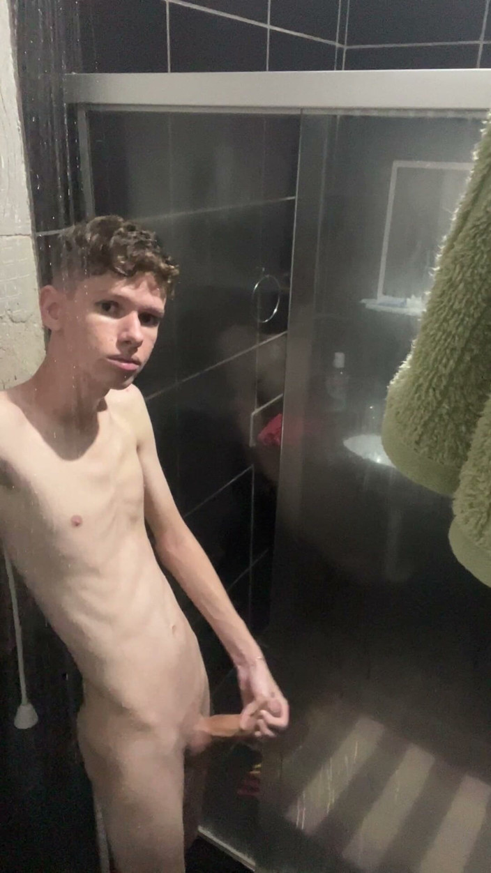 Kedoimath: Dünner twink duscht und zeigt seinen ganzen nackten körper