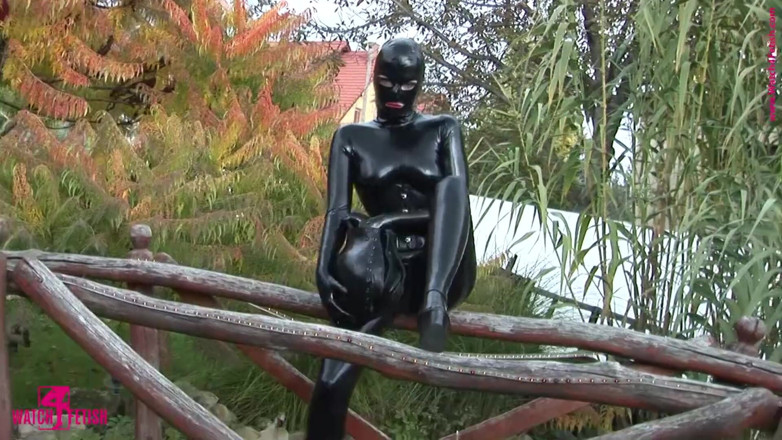 Watch4fetish: Sandra Shine - инопланетянка в парке