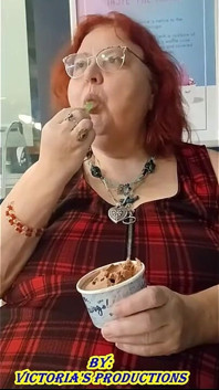 Pielęgniarka Vicki zjada tu lunch, a następnie cieszy się lodami