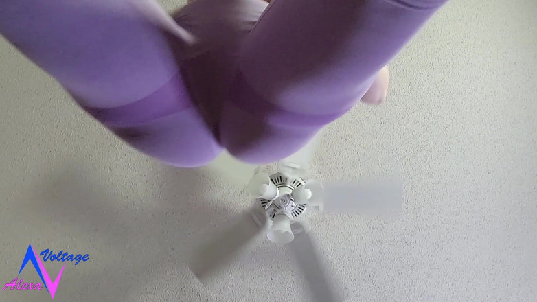 Alexa-Voltage: Gehurkt in yogabroek