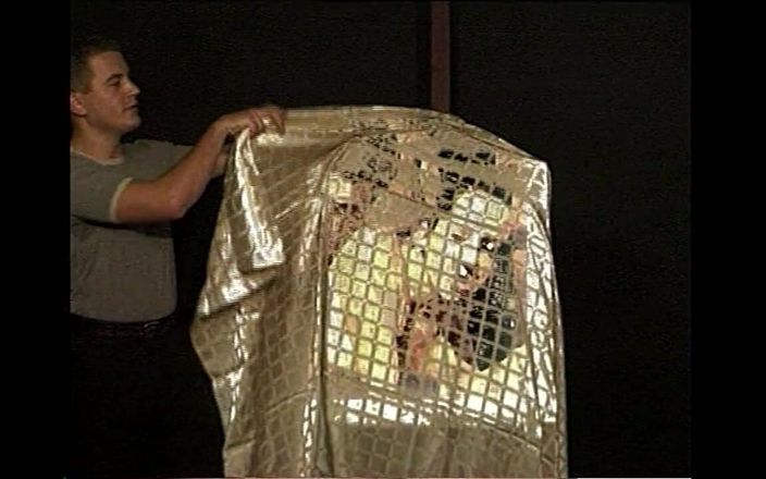 Vintage megastore: 若い女がすべての巨根に犯され、射精された素晴らしいビンテージ乱交