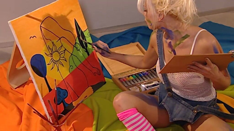 Dark Holes: La Belle Peintre Peint Et Se Déshabille Pour Toi