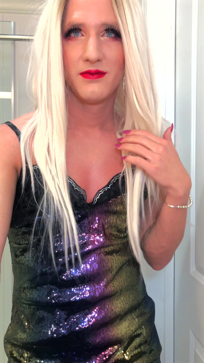 Sissy Bailey Wilde: Crossdressing w różnych strojach