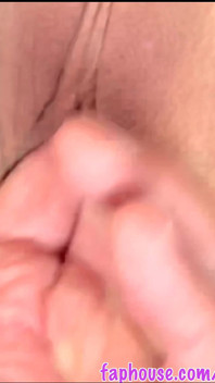 Kongkek meja dalam membentangkan pepek muda dengan berbilang creampie