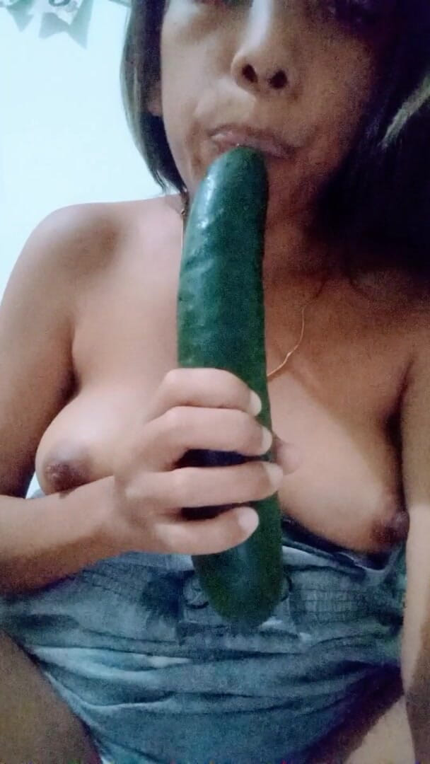 Petite Teenager Plays with a Cucumber 'till Reach a Orgasm (Wicca)