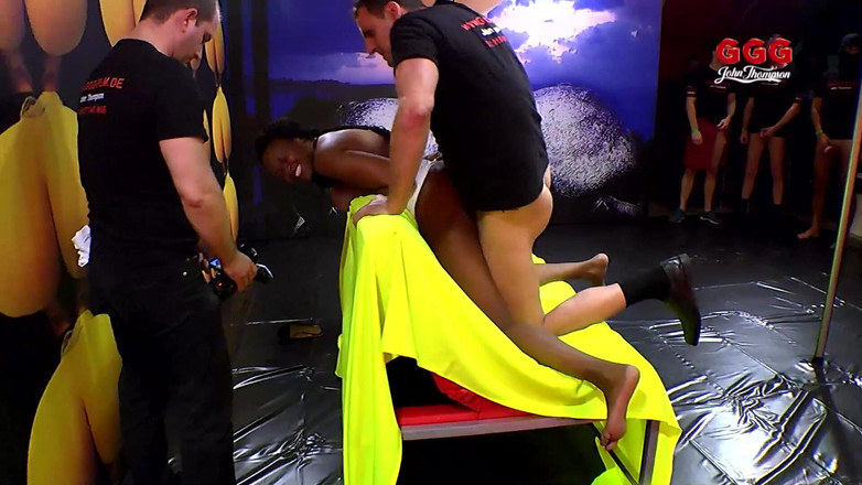 GGG John Thompson Studio: GGG - 黄色いデコールのぶっかけパーティー