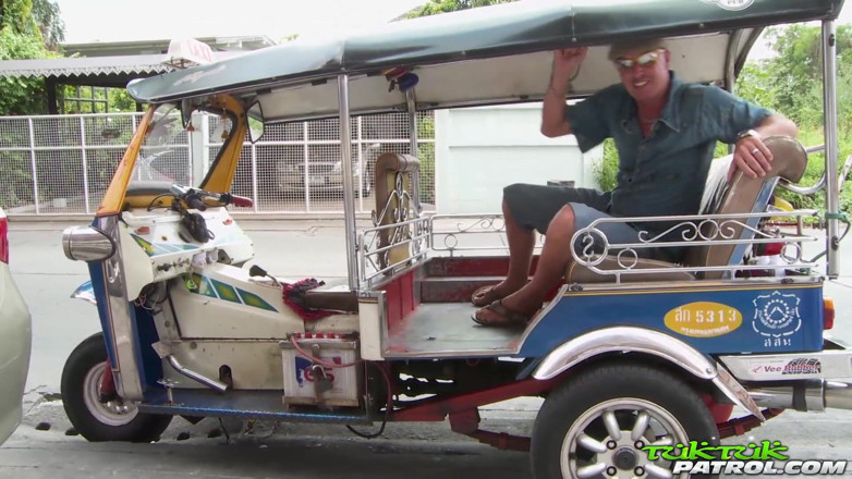 Trike Patrol - Tuk Tuk Patrol: Gorda rabuda peluda tailandesa recebe uma cavalgada média