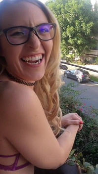 Krásná blonďatá pornohvězda Ginger Banks šuká její velký zadek na balkóně
