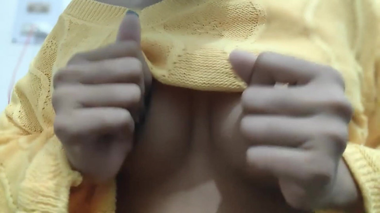 desigirl93: Julie la bhabhi joue avec ses seins