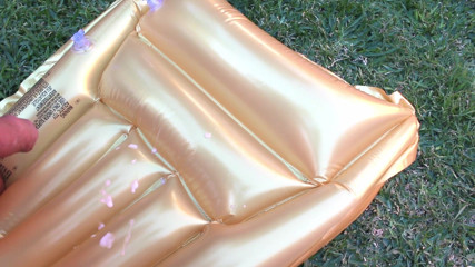 Inflatable Lovers: Matressă cu aer la piscină