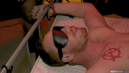 Next Door Studios: Dacotah Kırmızı bağlı, sikiş makinesiyle kullanılıyor ve sikiliyor - Nextdoorraw