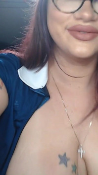 Une MILF À Forte Poitrine Cosplay Avec Un Énorme Gode