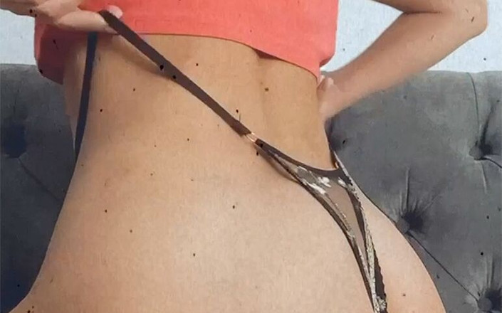 Alisa Lovely: Külotum götüme çok sıkı çekiliyor