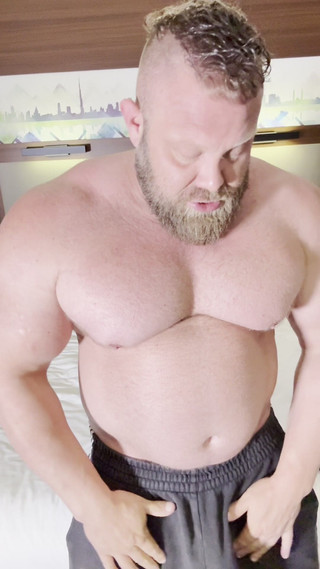 Jack stacked: Vor dem muskelbiegung im fitnessstudio