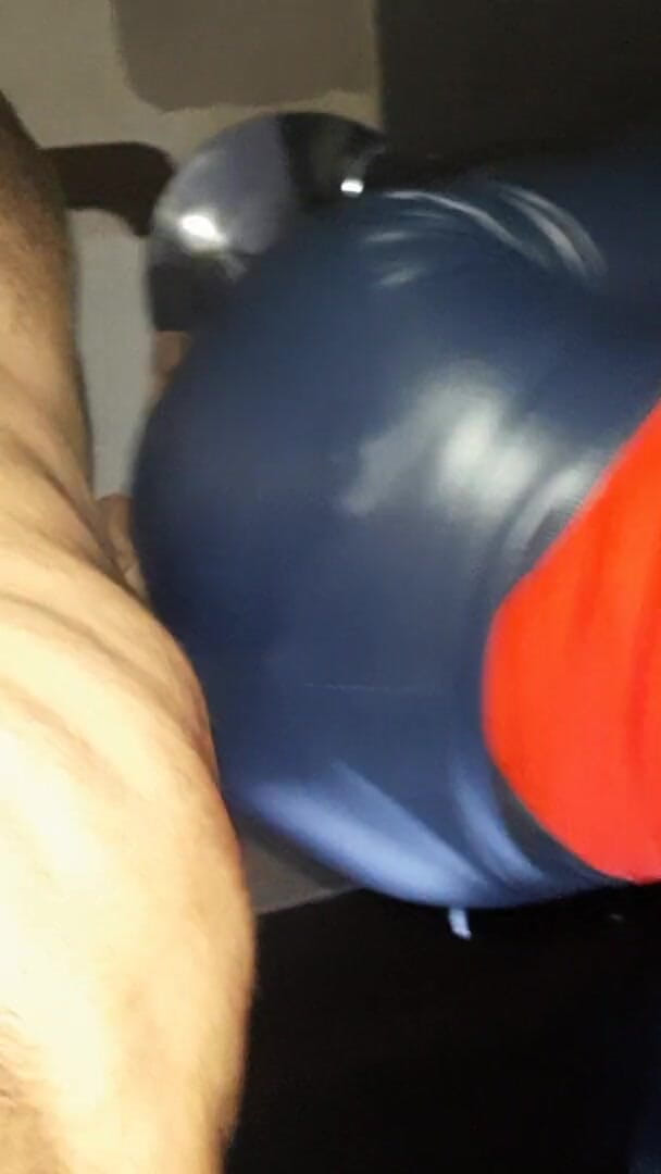 Shiny leather assfuck: Brilhante cu fodido em calças de látex azul