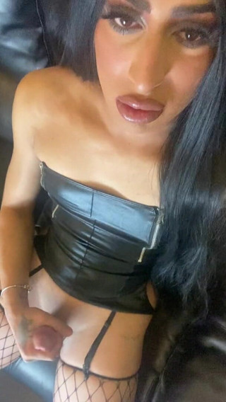 Lottie: Trans/shemale wanking and cumming with erotic dirty talking in leather