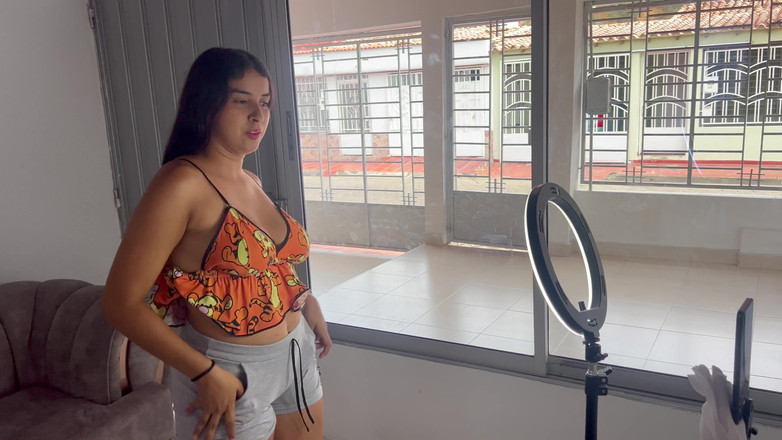 Hilary palvin: I Help My Little Stepsister on Her Social Networks in...