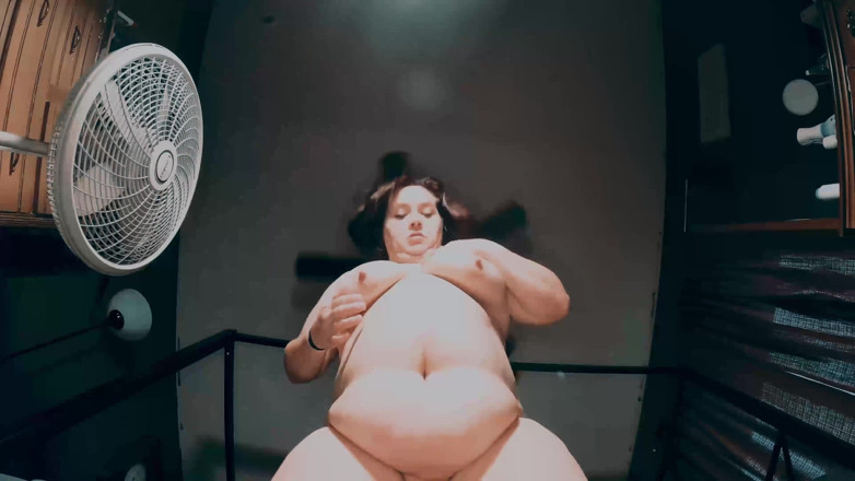 SexyNEBBW: セクシーなBBWsquating彼女の滑りダウン