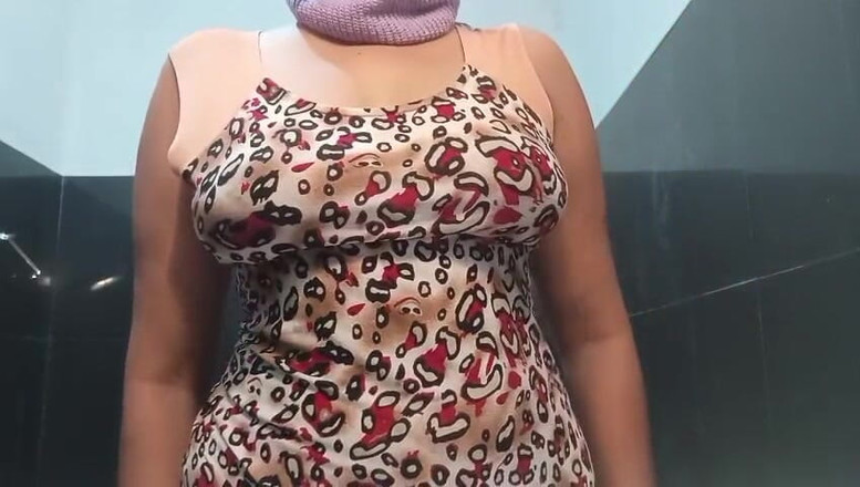 Miya White: Masturbación mientras ve porno caliente. Orgasmo casero