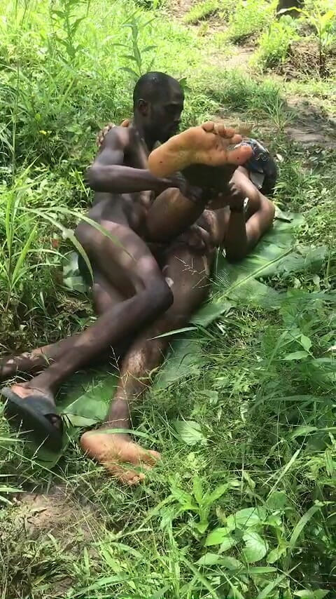 Sexydaddy: Des garçons du village baisent dans une petite rivière avec...