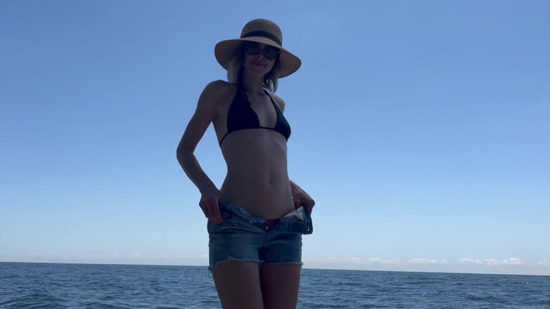 Serenity Cox: La moglie viene scopata su una spiaggia dal marito e...