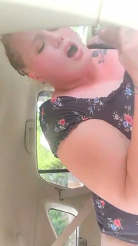 Mes doigts l’ont assez foncée pour un creampie