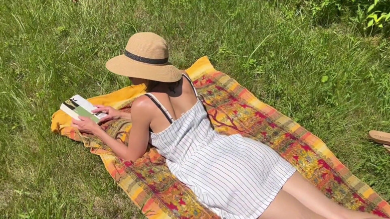Serenity Cox: Man kijkt toe hoe vrouw in jurk neukt en creampie...