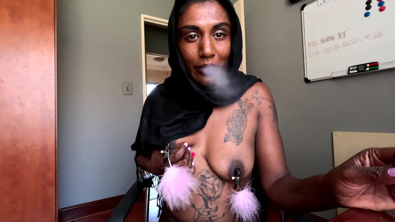 domslutfucker: Ấn Độ trong khăn trùm đầu hút thuốc trong khi đeo kẹp núm...