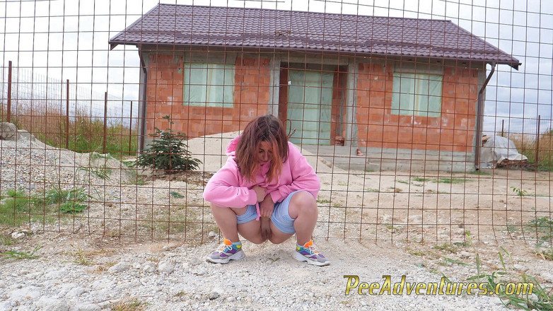 Pee Adventures: Menina hipster troca de roupa molhada e faz xixi ao...