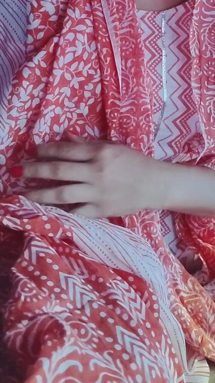 Khushboobhabi: Kız çantasından plastik bir penis çıkardı