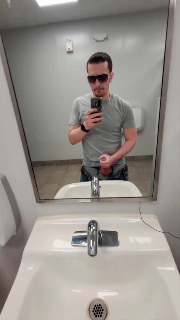 Ballbuster boi: Genç kendini delisi Walmart banyosunda sikiyor