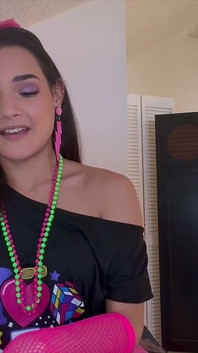 Instruction de branlette sensuelle des années 80 de Zara - La séduction d’un néon en POV vous attend !
