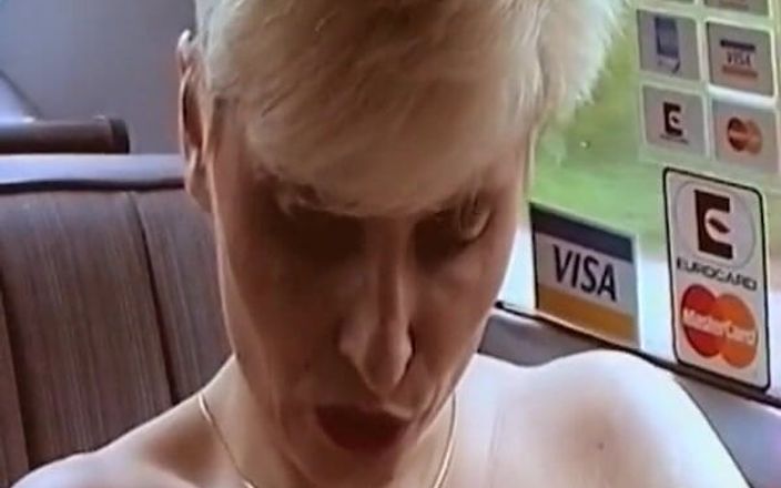 Hardcore German Club: Doamnă agățată din Germania futându-se cu degetul în mașină