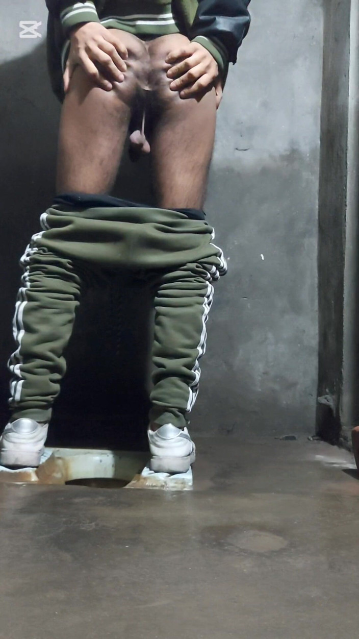 Zaid Valen: Cowok Pakistan fingering memeknya di kamar mandi