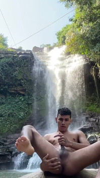 Ejaculez foarte tare în aer liber sub o cascadă