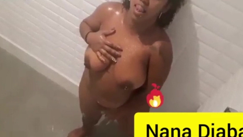 CASALNUTTELA: Busty Woman Showering