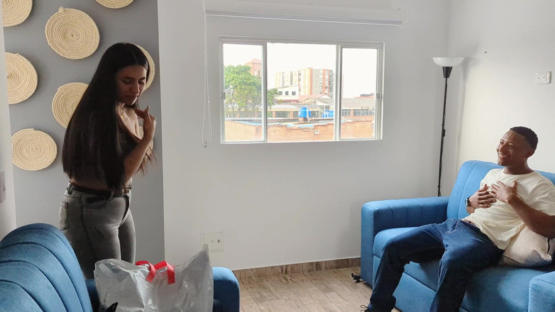 Rioc69: Rioc Riceve Un Pacco Da Un Messaggero Sexy E Sexy