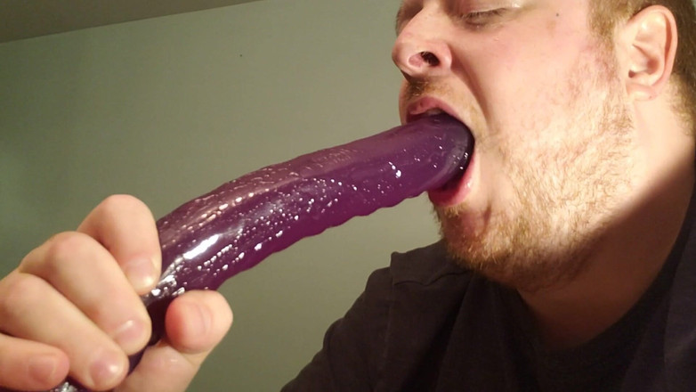 Charlieboy69: Gola profonda con un dildo