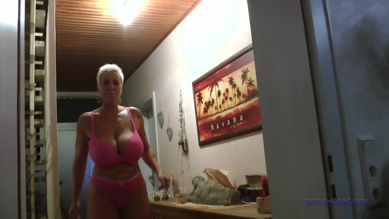Porno Cloud: Vanessa yumrukla sikişen oğlanı soğutuyor.