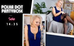 Amadora milf Marlene Moore em meia-calça polka dot se masturba com um vibrador