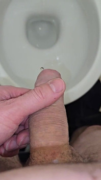 Pișare la toaletă