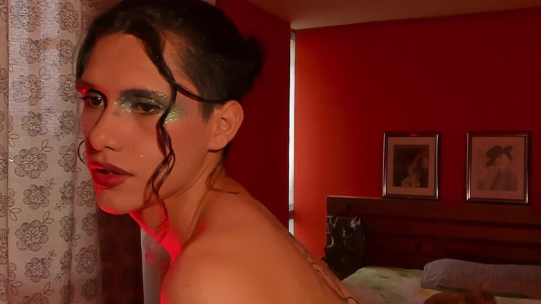 Artesensual: शानदार महिलाओं का लड़का अपने सुंदर चेहरे और नाजुक शरीर के साथ उसका मेकअप उसे देवी की तरह दिखता है