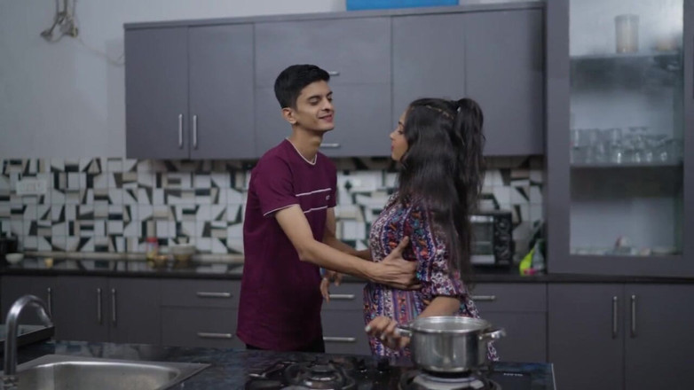 Triflicks: Awek desi 18 tahun berkongkek tegar pepek ketat di dapur